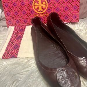 ❤️❤️❤️Tory Burch Women's Burgundy Flats